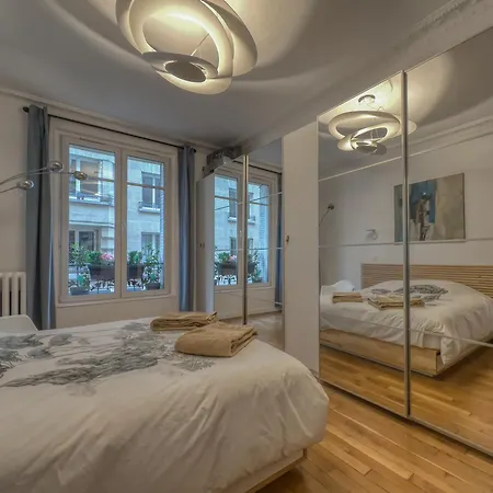 Luxury Place Near Champs Elysees Paris