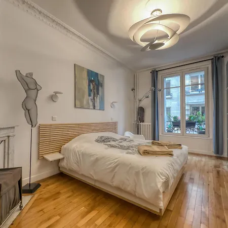 Luxury Place Near Champs Elysees Paris