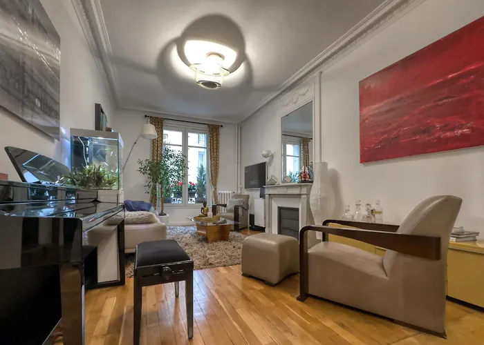 Luxury Place Near Champs Elysees * パリ